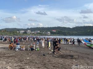 Pantai Pangandaran Dipadati Wisatawan Jelang Liburan Nataru