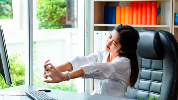 Stretching ringan di sela aktivitas merupakan contoh self care praktis yang membantu tubuh lebih rileks dan bebas pegal/Foto: freepik.com/jcomp Solusi nyeri punggung
