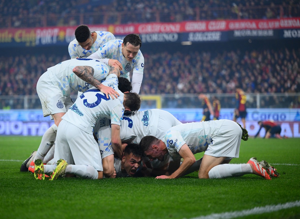Inter duduk di puncak klasemen Serie A musim ini usai mengalahkan Genoa. Foto: Inter via Getty Images/Mattia Pistoia