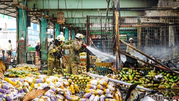Damkar Berhasil Kendalikan Kebakaran Pasar Induk Kramat Jati