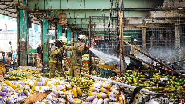 Damkar Berhasil Kendalikan Kebakaran Pasar Induk Kramat Jati