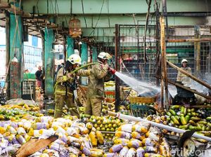 Damkar Berhasil Kendalikan Kebakaran Pasar Induk Kramat Jati