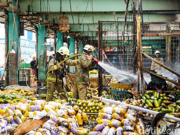 Damkar Berhasil Kendalikan Kebakaran Pasar Induk Kramat Jati