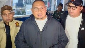 Andre Rosiade Antar 500 Nasi Bungkus ke Korban Banjir Bandang Pauh Padang