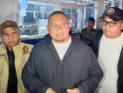 Andre Rosiade Antar 500 Nasi Bungkus ke Korban Banjir Bandang Pauh Padang