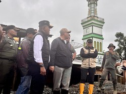 Andre Rosiade Resmikan Jembatan Bailey dan Salurkan Bantuan Sembako di Solok