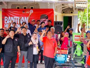 Anggota DPR Kaisar Kiasa Serahkan Alat Penggiling Padi ke Petani Cilacap