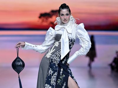 Foto: Denny Wirawan Angkat Spirit Sumba dalam Koleksi Bumi Sabana