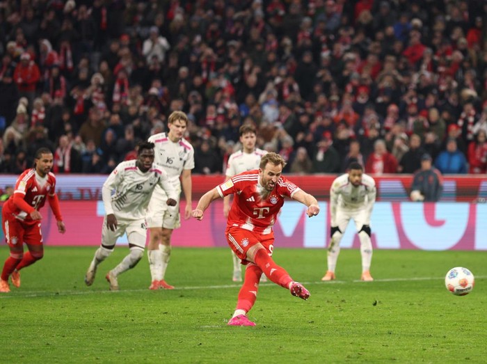 MUNICH, GERMANY - DECEMBER 14: Harry Kane of FC Bayern Munich scores his team's second goal from the penalty spot during the Bundesliga match between FC Bayern M&uuml;nchen and 1. FSV Mainz 05 at Allianz Arena on December 14, 2025 in Munich, Germany. (Photo by Adam Pretty/Getty Images)