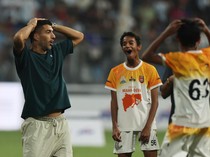 Video Ekspresi Kocak Suarez Kena Nutmeg Bocah India, Messi Jadi Saksi