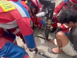 Damkar Evakuasi Pria yang Kakinya Terjepit Lubang Beton Selokan