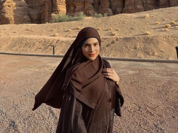 Cantiknya Davina Karamoy Foto-foto di Al Ula