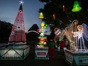 Lampion Natal Percantik Balai Kota Solo, Warga dan Wisatawan Ramai Berkunjung