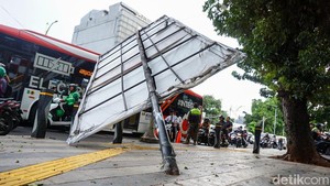 Diterpa Angin Kencang, Tiang Baliho Roboh di Simpang Lampu Merah Soepomo
