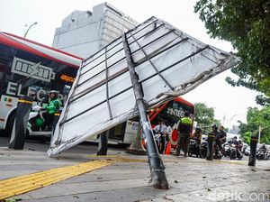 Diterpa Angin Kencang, Tiang Baliho Roboh di Simpang Lampu Merah Soepomo