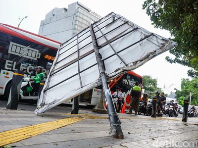 Diterpa Angin Kencang, Tiang Baliho Roboh di Simpang Lampu Merah Soepomo