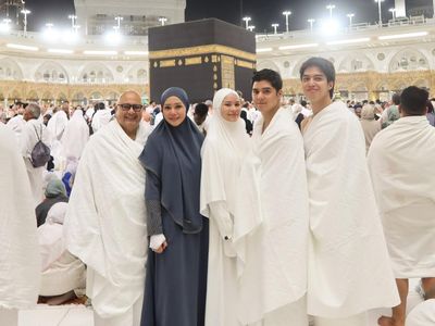 Momen Maia Estianty Umrah Bersama Mantu dan Keluarga