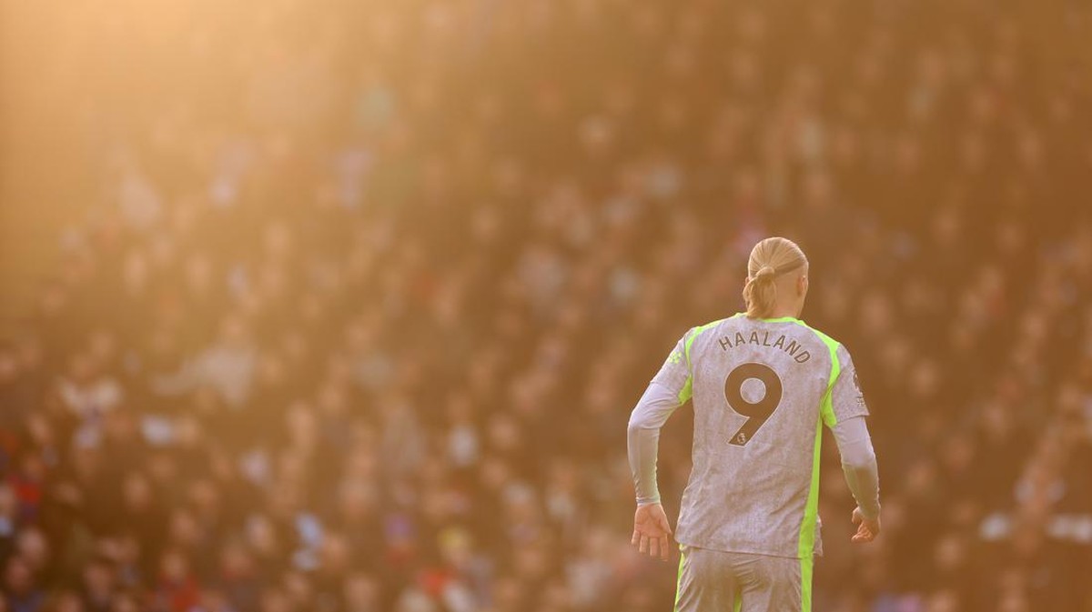 Striker Manchester City, Erling Haaland, bikin dua gol ke gawang Crystal Palace di Liga Inggris. (Foto: Alex Pantling/Getty Images)