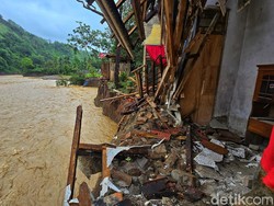 Amukan Sungai Cidadap Sukabumi Seret Dua Rumah dan Majelis Taklim