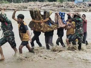 Perjuangan TNI-Warga Tandu Jenazah Lewati Sungai Deras di Lokasi Bencana
