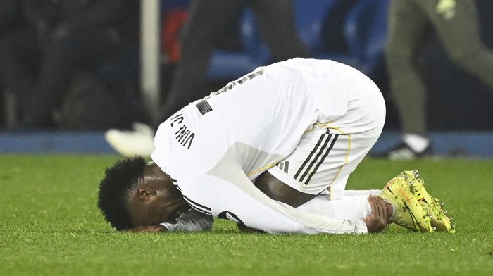 Xabi Alonso: Vini Dilanggar, Madrid Harusnya Dapat Penalti