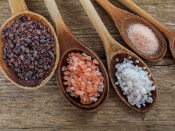 Sering Salah Pakai Garam? Kenali Beda Garam Meja, Himalaya, dan Laut