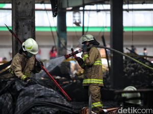 Polisi Pastikan Tak Ada Korban di Kebakaran Pasar Induk Kramat Jati