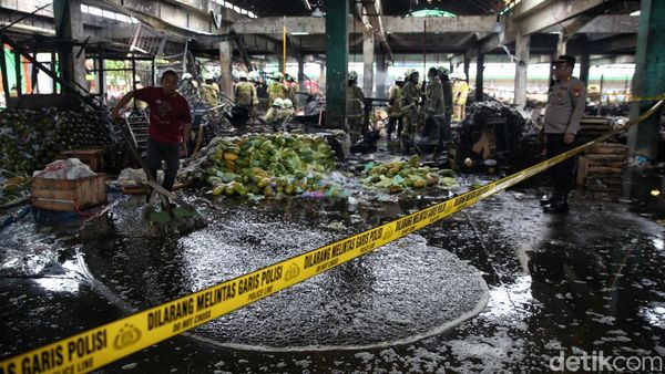 Garis Polisi Terpasang di Lokasi Kebakaran Pasar Induk Kramat Jati