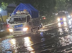 Hujan Deras Guyur Surabaya, Waspada Genangan-Pohon Tumbang