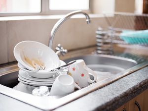 Kebiasaan Mencuci Piring di Kamar Mandi Ternyata Tidak Baik, Ini Penjelasannya