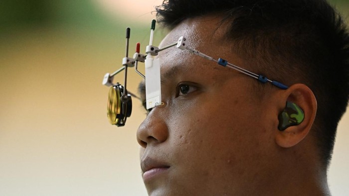 Dua petembak Indonesia Muhammad Iqbal Raia prabowo (kanan) dan Arista Perdana Putri Darmoyo (kiri) mengikuti upacara penghargaan pemenang (UPP)  final nomor 10 meter Air Rifle tim campuran cabang menembak SEA Games 2025 di Photharam Shooting Range, Bangkok, Thailand, Senin (15/12/2025). Muhammad Iqbal Raia prabowo dan Arista Perdana Putri Darmoyo meraih medali emas setelah mengalahkan tim campuran petembak Vietnam Thu Vinh Trinh dan Quang Huy Pham dengan keunggulan poin 17-9. ANTARA FOTO/Nova Wahyudi/tom.