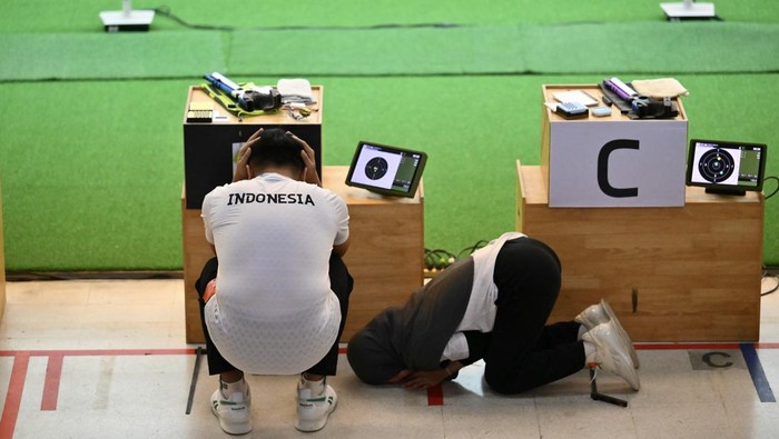 Dua petembak Indonesia Muhammad Iqbal Raia prabowo (kanan) dan Arista Perdana Putri Darmoyo (kiri) mengikuti upacara penghargaan pemenang (UPP)  final nomor 10 meter Air Rifle tim campuran cabang menembak SEA Games 2025 di Photharam Shooting Range, Bangkok, Thailand, Senin (15/12/2025). Muhammad Iqbal Raia prabowo dan Arista Perdana Putri Darmoyo meraih medali emas setelah mengalahkan tim campuran petembak Vietnam Thu Vinh Trinh dan Quang Huy Pham dengan keunggulan poin 17-9. ANTARA FOTO/Nova Wahyudi/tom.