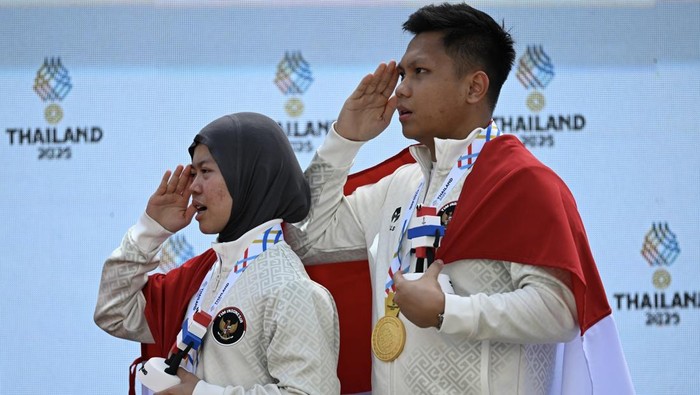 Dua petembak Indonesia Muhammad Iqbal Raia prabowo (kanan) dan Arista Perdana Putri Darmoyo (kiri) mengikuti upacara penghargaan pemenang (UPP)  final nomor 10 meter Air Rifle tim campuran cabang menembak SEA Games 2025 di Photharam Shooting Range, Bangkok, Thailand, Senin (15/12/2025). Muhammad Iqbal Raia prabowo dan Arista Perdana Putri Darmoyo meraih medali emas setelah mengalahkan tim campuran petembak Vietnam Thu Vinh Trinh dan Quang Huy Pham dengan keunggulan poin 17-9. ANTARA FOTO/Nova Wahyudi/tom.