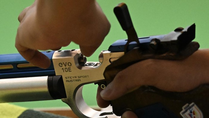 Petembak Indonesia Muhammad Iqbal Raia prabowo  memasukkan peluru kedalam pistol dalam final nomor 10 meter Air Rifle tim campuran cabang menembak SEA Games 2025 di Photharam Shooting Range, Bangkok, Thailand, Senin (15/12/2025). Muhammad Iqbal Raia prabowo dan Arista Perdana Putri Darmoyo meraih medali emas setelah mengalahkan tim campuran petembak Vietnam Thu Vinh Trinh dan Quang Huy Pham dengan keunggulan poin 17-9. ANTARA FOTO/Nova Wahyudi/tom.