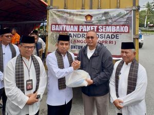 Andre Rosiade Serahkan 1.500 Paket Sembako untuk Korban Banjir di Kota Solok