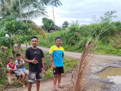 Warga Keluhkan Jalan Provinsi Rusak di Manggarai Barat, 8 Mobil Terperosok