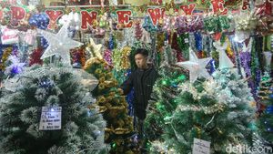 Jelang Natal, Lapak Pernak-Pernik Hiasan Natal Diserbu Pembeli