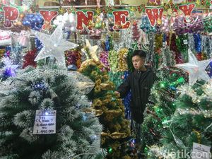Jelang Natal, Lapak Pernak-Pernik Hiasan Natal Diserbu Pembeli