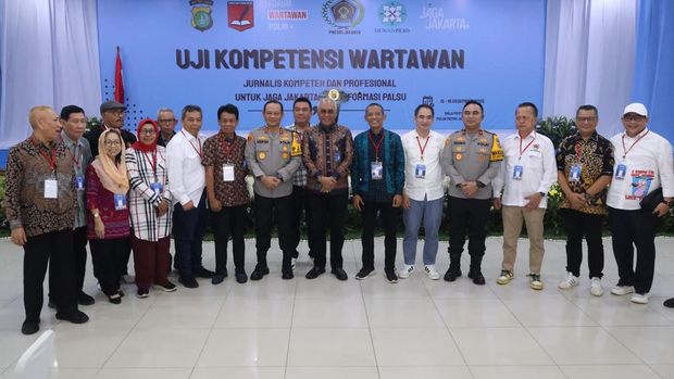 Kapolda Metro Jaya Irjen Pol Asep Edi Suheri membuka kegiatan Uji Kompetensi Wartawan (UKW) 2025, Senin (15/12/2025)