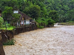 Kampung Sawah Tengah Jadi Lembur Kuburan Akibat Erosi Sungai Cidadap