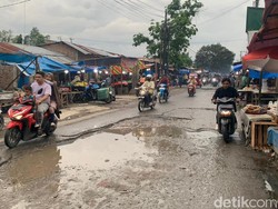Warga Keluhkan Jalan Datuk Kabu Berlubang, Rawan Macet-Membahayakan Pengendara