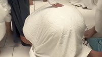 Momen Al Ghazali dan El Rumi Cium Kaki Maia Estianty saat Umrah Bikin Haru