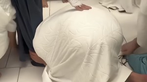 Momen Al Ghazali dan El Rumi Cium Kaki Maia Estianty saat Umrah Bikin Haru