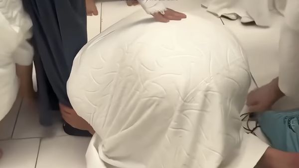 Momen Al Ghazali dan El Rumi Cium Kaki Maia Estianty saat Umrah Bikin Haru