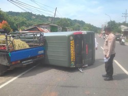 Mobil Lapas Tuban Terguling Menabrak Pikap Usai Hindari Penyeberang Jalan