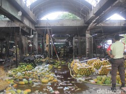 Total 350 Kios Buah Terbakar di Pasar Induk Kramat Jati