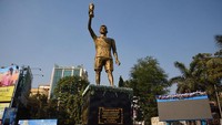 Patung Messi itu berada di Lake Town area, Kolkata, India. Patungnya berupa sosok Messi sambil memegang trofi Piala Dunia (Anadolu via Getty Images/Anadolu)