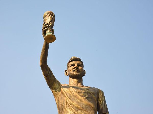 Foto: Lihat Patung Messi yang Kontroversial di India