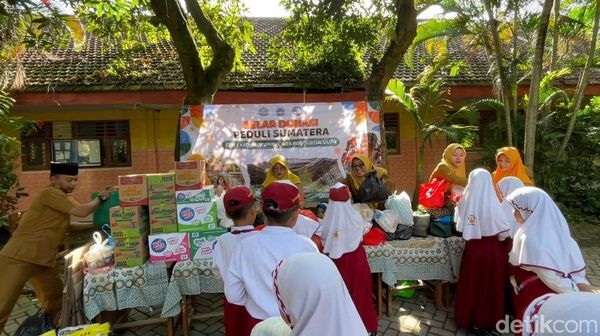 Pelajar SD Lamongan Galang Sembako untuk Korban Bencana Sumatera