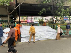 Tumpukan Sampah di Jalanan Ciputat Ditutup Terpal, Begini Penampakannya